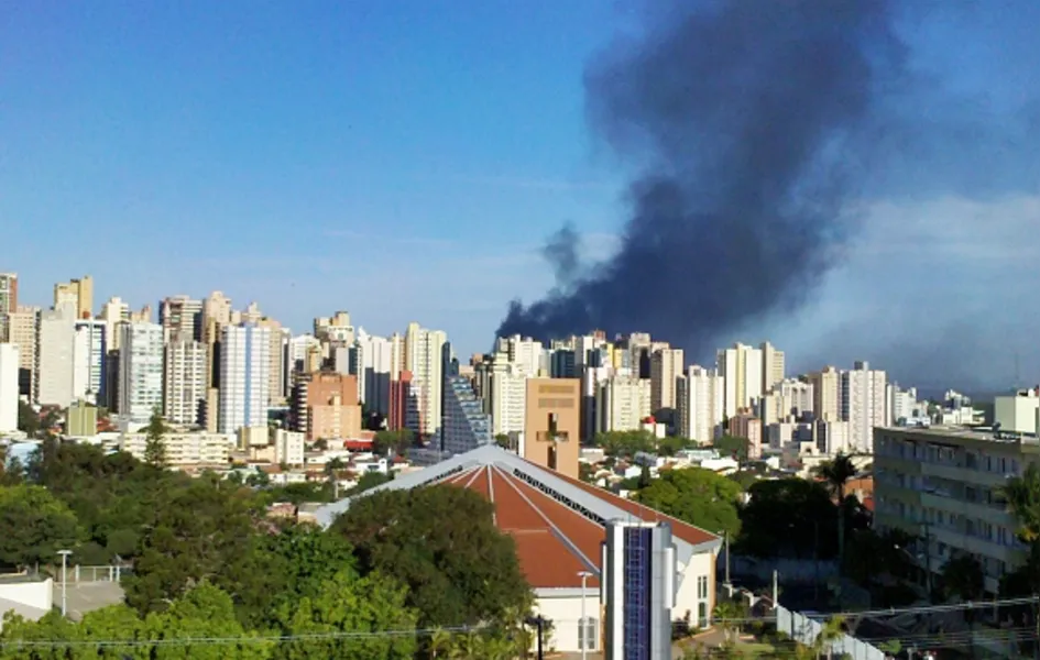 Incêndio atinge antigo lixão de Londrina