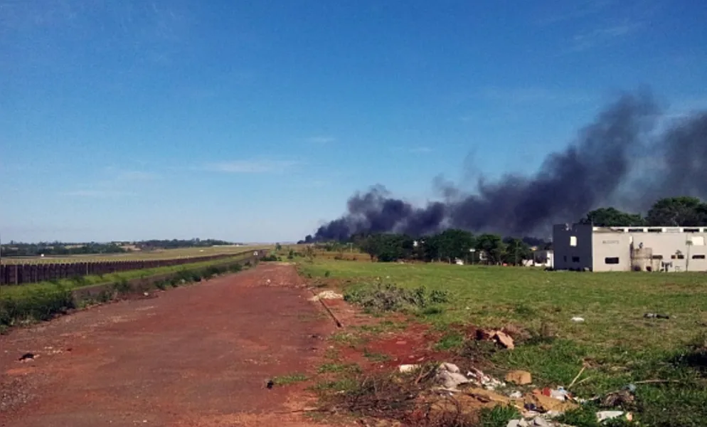 Incêndio atinge antigo lixão de Londrina