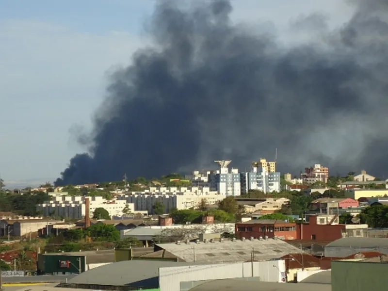 Incêndio atinge antigo lixão de Londrina