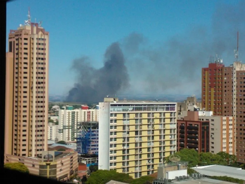 Incêndio atinge antigo lixão de Londrina