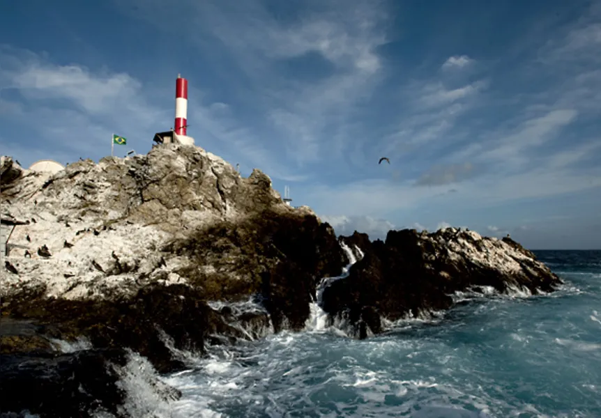 Um pedaço de Brasil perdido no Atlântico Norte