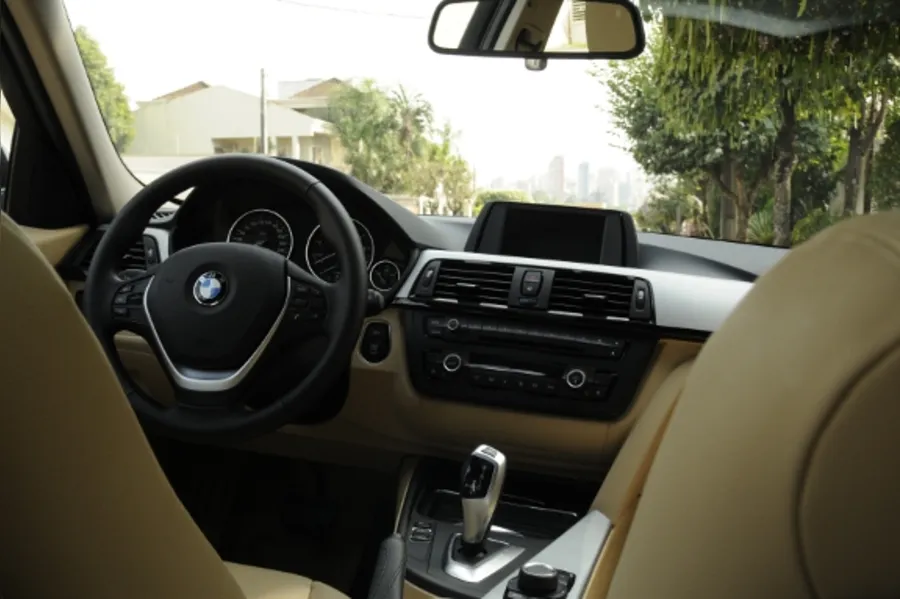 Passeio de BMW traduz velocidade e conforto
