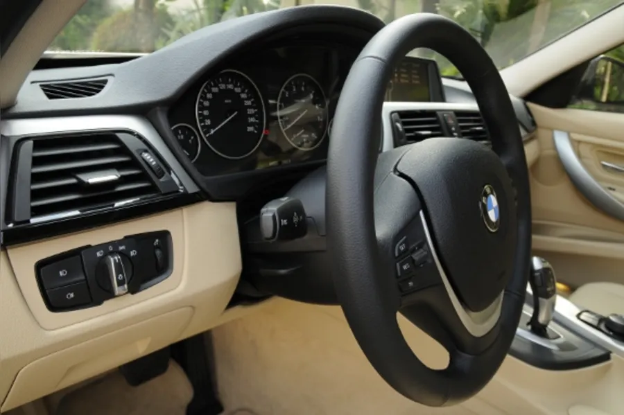 Passeio de BMW traduz velocidade e conforto