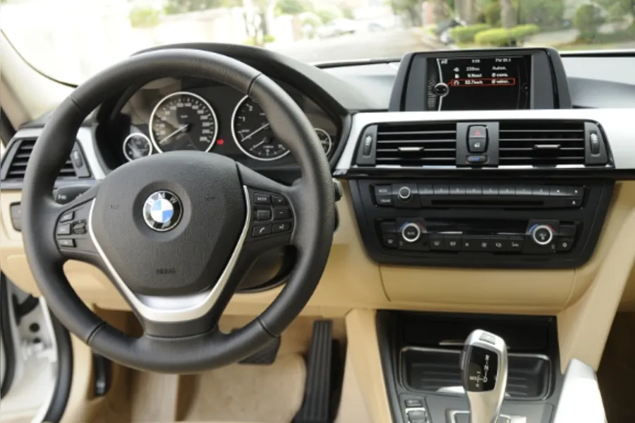 Passeio de BMW traduz velocidade e conforto