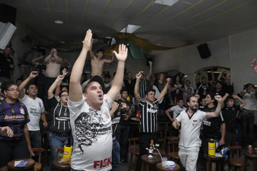 Confira, em imagens, a festa dos corintianos em Londrina