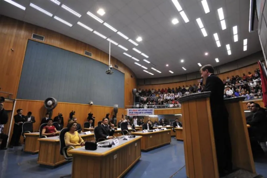 Kireeff toma posse e reforça discurso anticorrupção