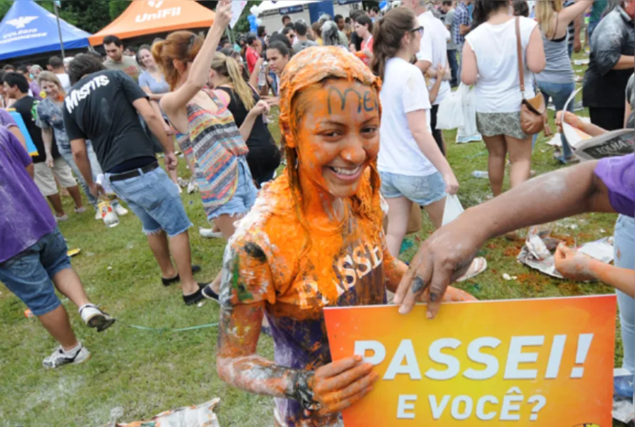 Festa no aterro reúne mais de mil estudantes
