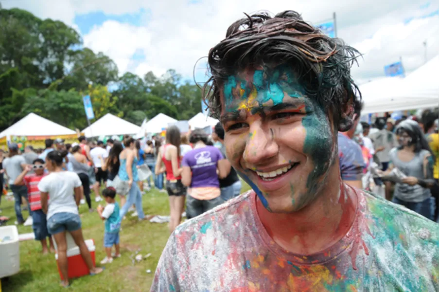 Festa no aterro reúne mais de mil estudantes