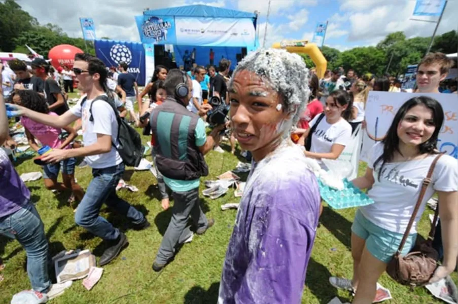 Festa no aterro reúne mais de mil estudantes