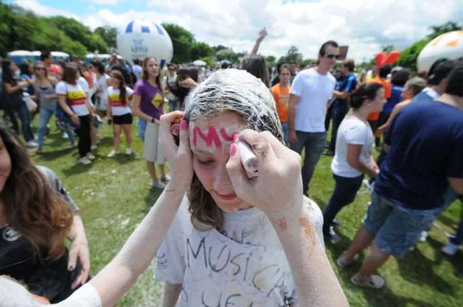 Festa no aterro reúne mais de mil estudantes