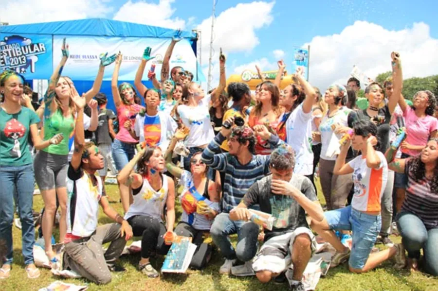 Festa no aterro reúne mais de mil estudantes