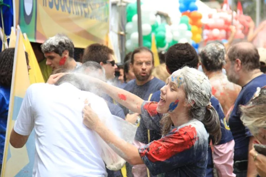 Festa no aterro reúne mais de mil estudantes