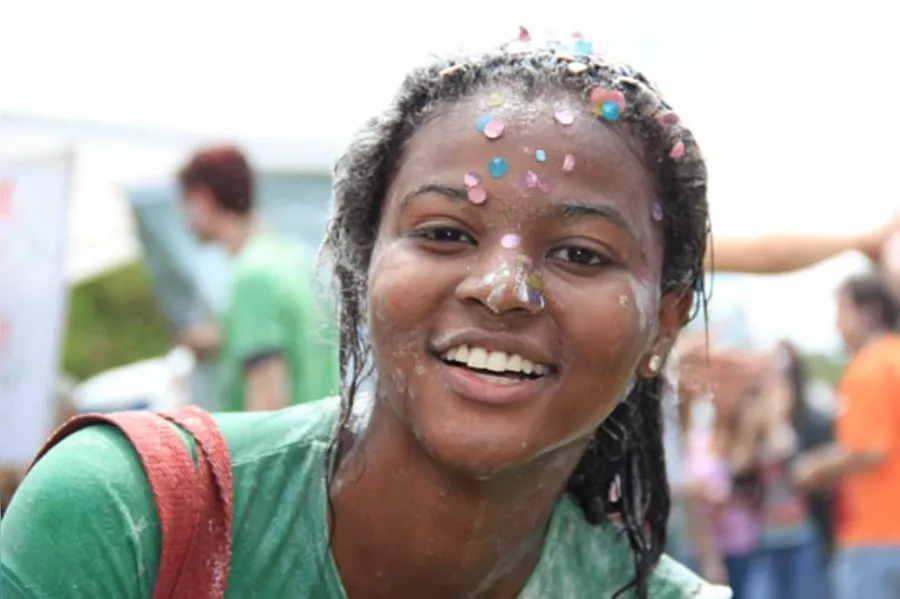 Festa no aterro reúne mais de mil estudantes