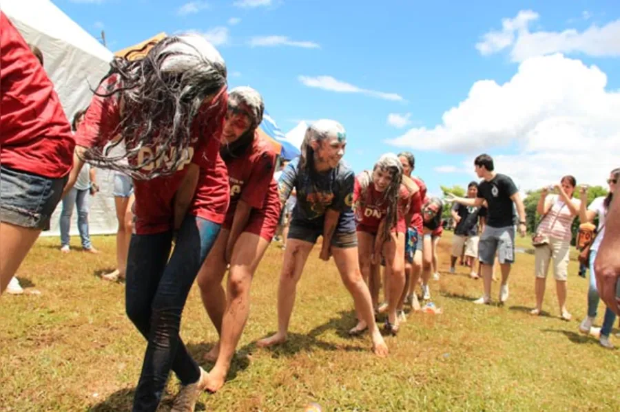 Festa no aterro reúne mais de mil estudantes