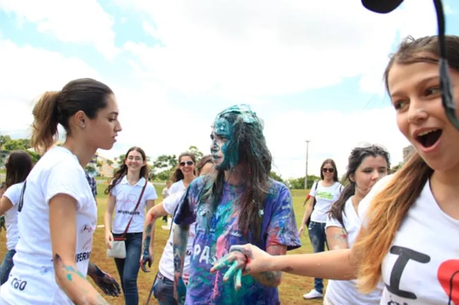 Festa no aterro reúne mais de mil estudantes