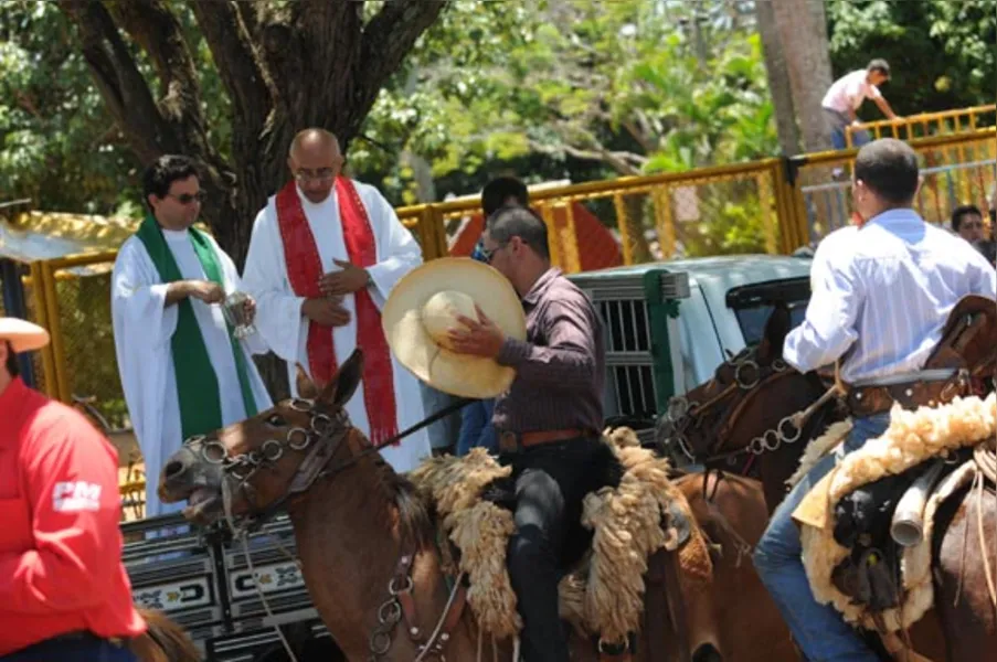 Festa atrai quase 2 mil cavaleiros em Jaguapitã