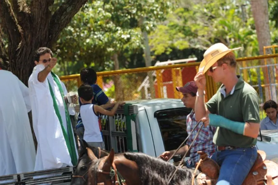 Festa atrai quase 2 mil cavaleiros em Jaguapitã
