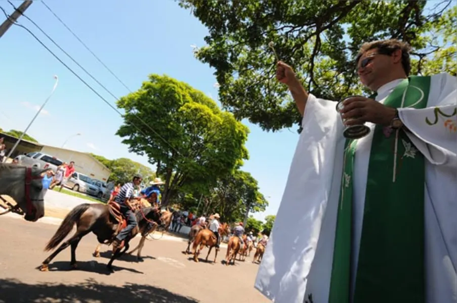 Festa atrai quase 2 mil cavaleiros em Jaguapitã