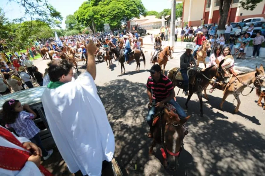 Festa atrai quase 2 mil cavaleiros em Jaguapitã
