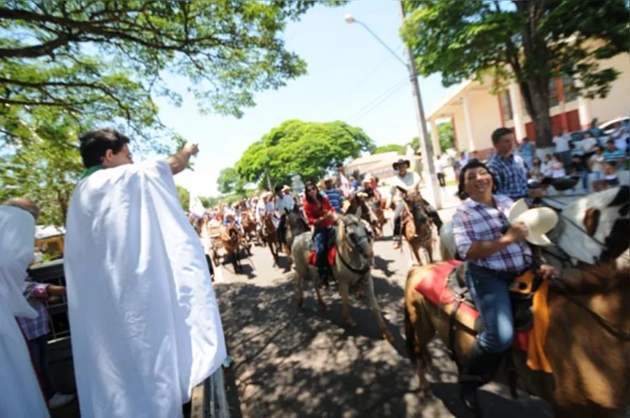 Festa atrai quase 2 mil cavaleiros em Jaguapitã