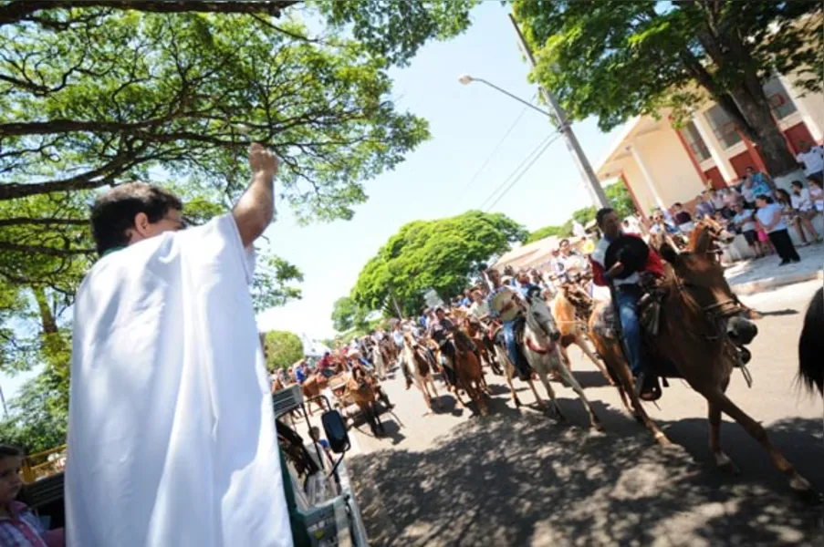 Festa atrai quase 2 mil cavaleiros em Jaguapitã