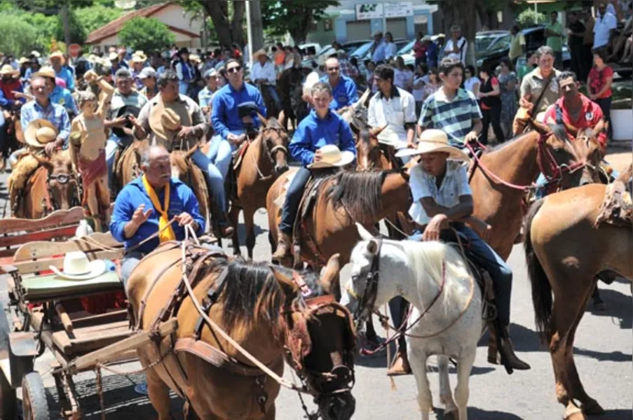 Festa atrai quase 2 mil cavaleiros em Jaguapitã
