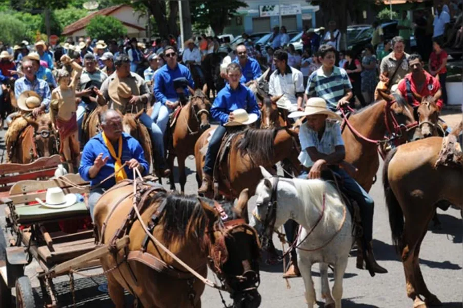 Festa atrai quase 2 mil cavaleiros em Jaguapitã