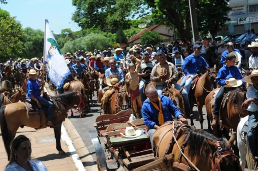 Festa atrai quase 2 mil cavaleiros em Jaguapitã