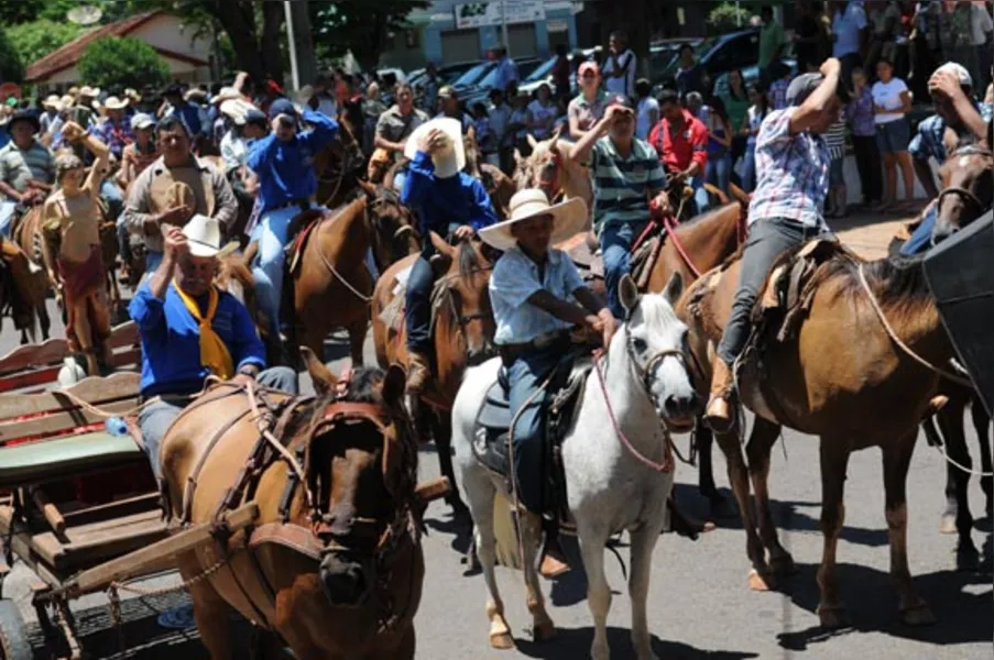 Festa atrai quase 2 mil cavaleiros em Jaguapitã