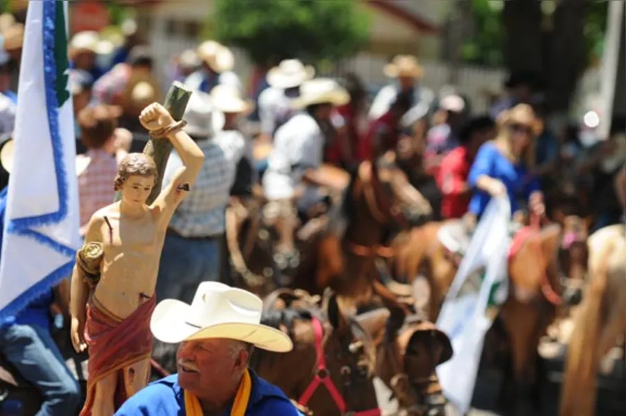 Festa atrai quase 2 mil cavaleiros em Jaguapitã
