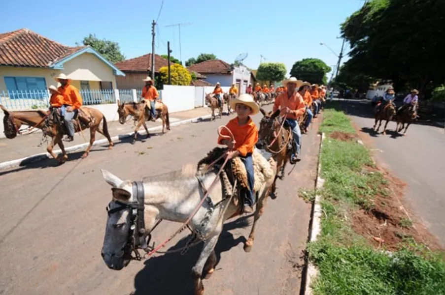 Festa atrai quase 2 mil cavaleiros em Jaguapitã
