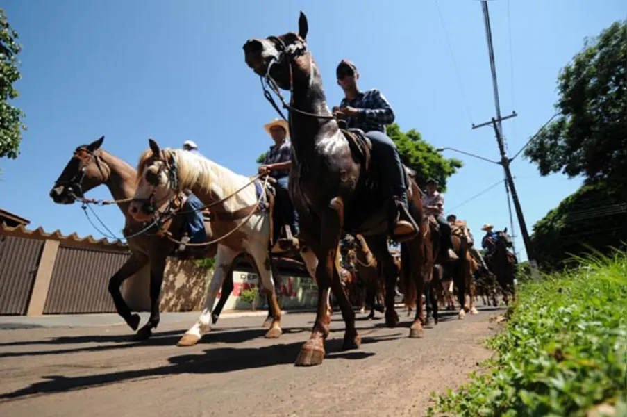 Festa atrai quase 2 mil cavaleiros em Jaguapitã