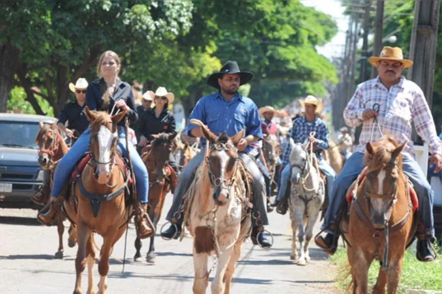 Festa atrai quase 2 mil cavaleiros em Jaguapitã