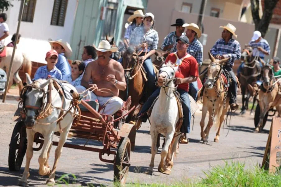 Festa atrai quase 2 mil cavaleiros em Jaguapitã