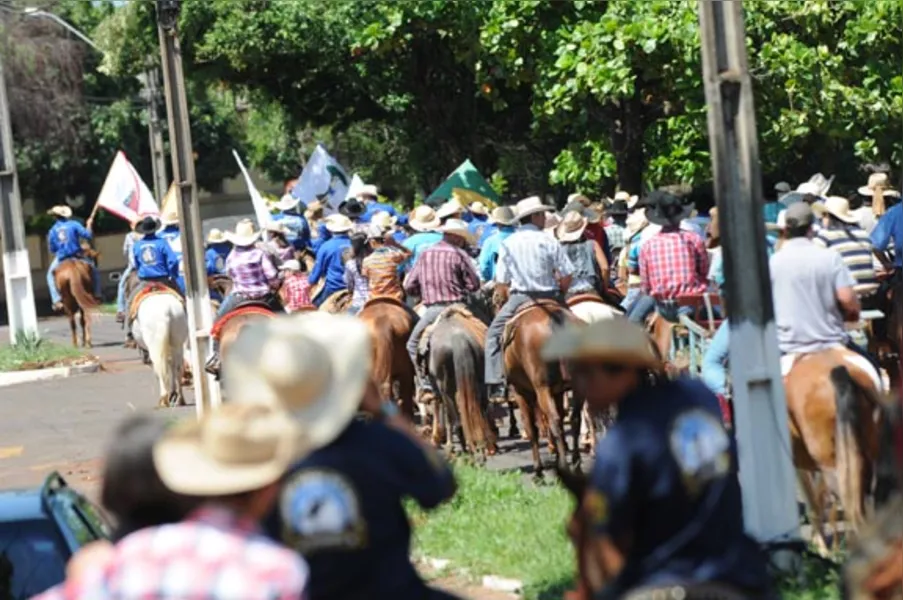 Festa atrai quase 2 mil cavaleiros em Jaguapitã