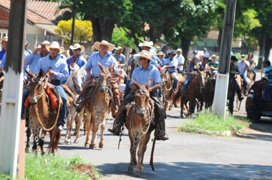 Festa atrai quase 2 mil cavaleiros em Jaguapitã