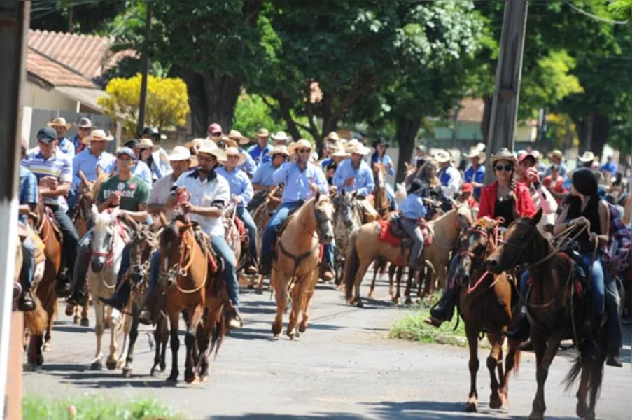 Festa atrai quase 2 mil cavaleiros em Jaguapitã