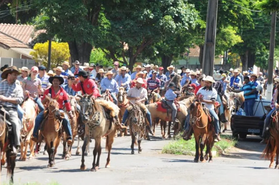 Festa atrai quase 2 mil cavaleiros em Jaguapitã