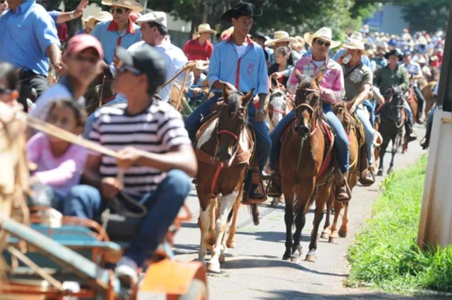 Festa atrai quase 2 mil cavaleiros em Jaguapitã