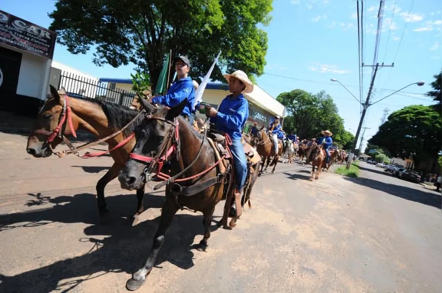 Festa atrai quase 2 mil cavaleiros em Jaguapitã