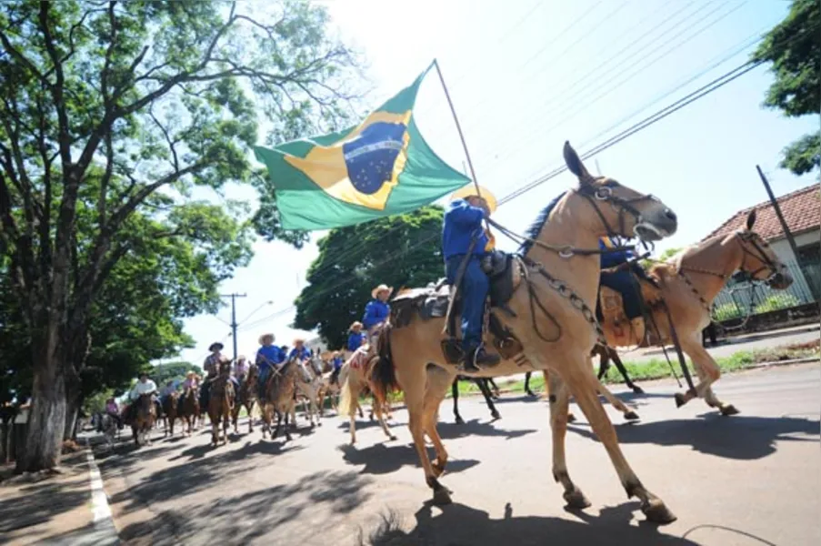 Festa atrai quase 2 mil cavaleiros em Jaguapitã
