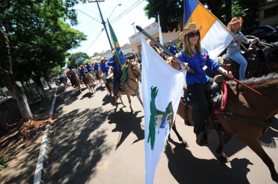 Festa atrai quase 2 mil cavaleiros em Jaguapitã
