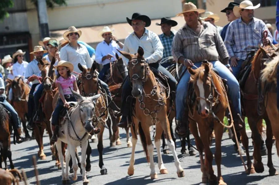 Festa atrai quase 2 mil cavaleiros em Jaguapitã