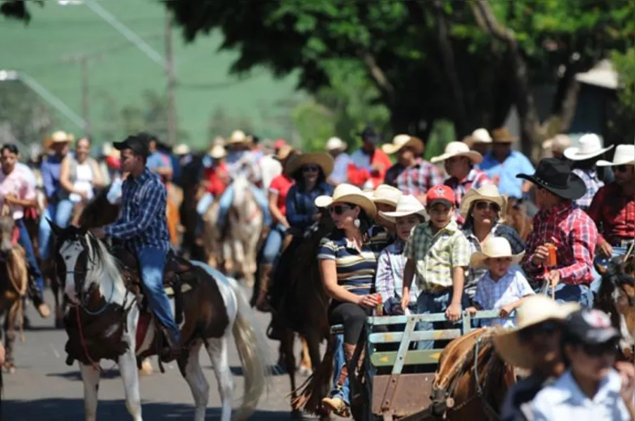 Festa atrai quase 2 mil cavaleiros em Jaguapitã