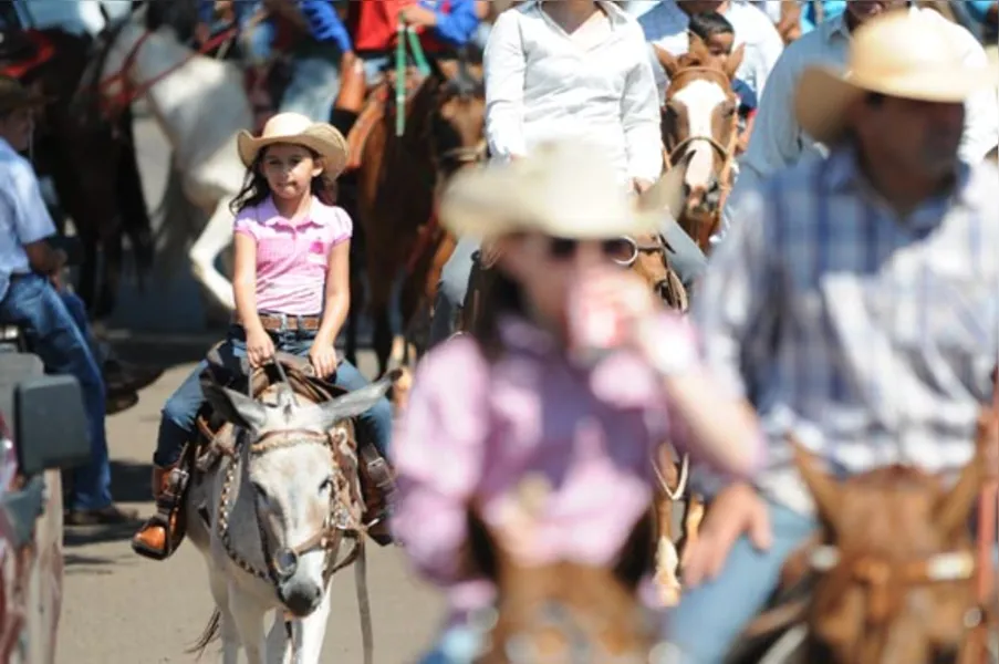 Festa atrai quase 2 mil cavaleiros em Jaguapitã