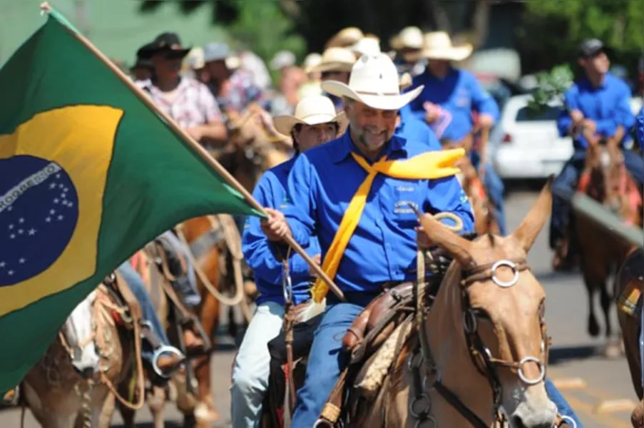 Festa atrai quase 2 mil cavaleiros em Jaguapitã