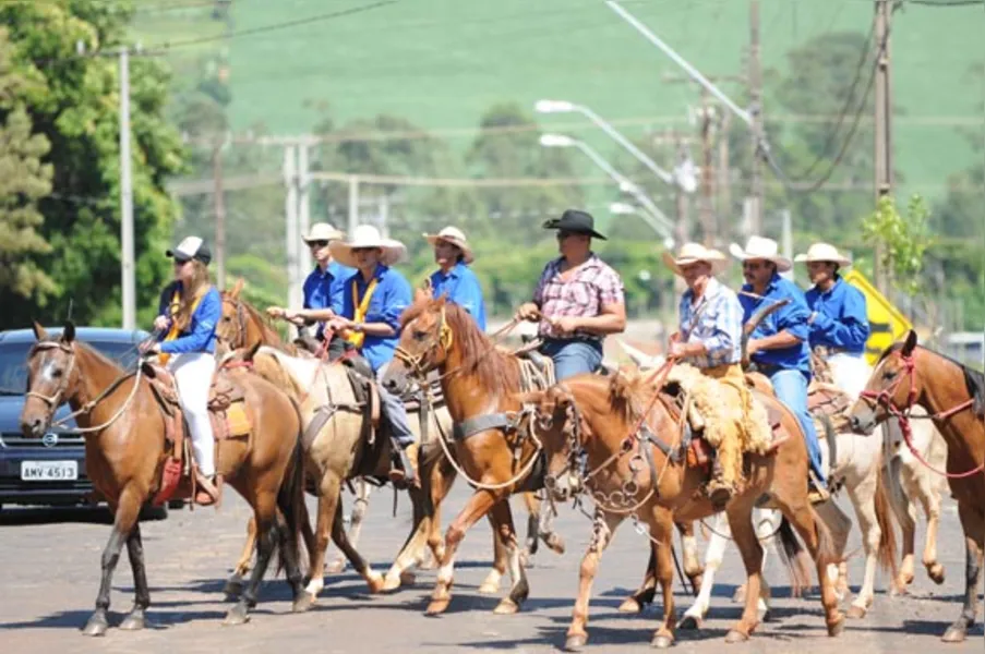 Festa atrai quase 2 mil cavaleiros em Jaguapitã