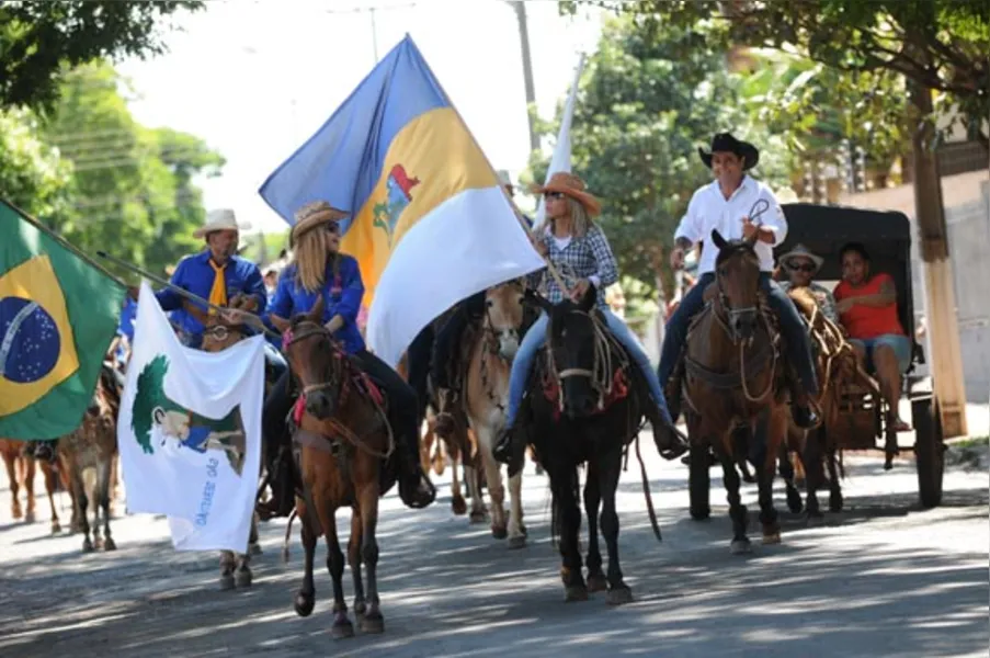 Festa atrai quase 2 mil cavaleiros em Jaguapitã