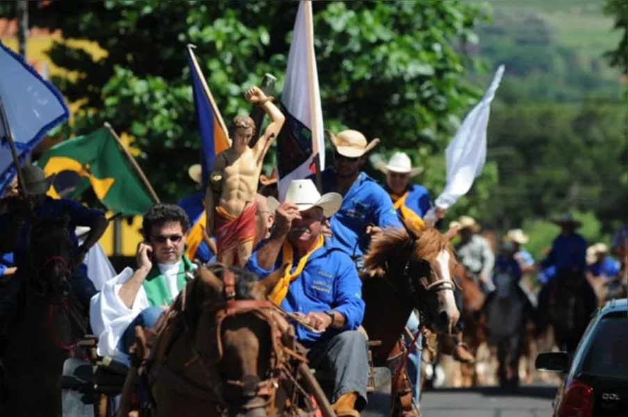 Festa atrai quase 2 mil cavaleiros em Jaguapitã