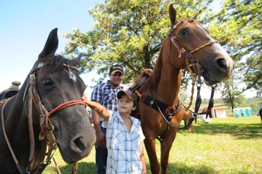 Festa atrai quase 2 mil cavaleiros em Jaguapitã